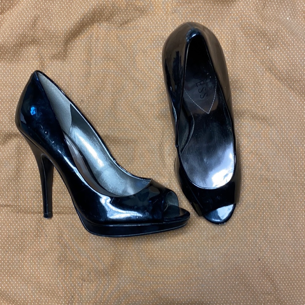 Black size 7 Guess heels